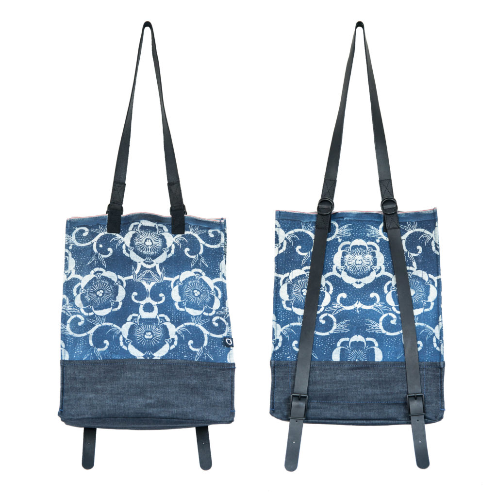 0025-03 Denim Backpack con stampa serigrafica floreale / with floral serigraphy print