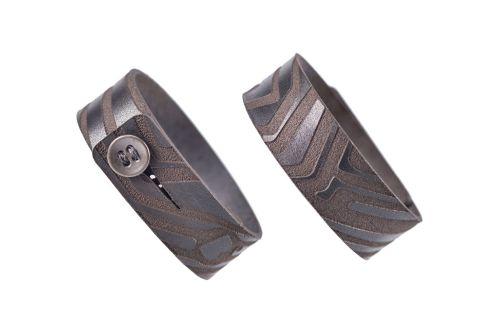 0028-04 Bangle Taglio e grafica laser / Laser cut and graphic