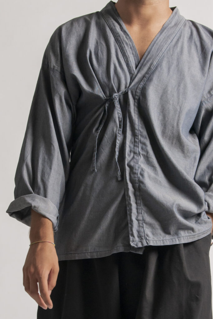 Camicia Kimono con chiusura frontale a laccio. Tessuto in cotone leggero tinto indaco.