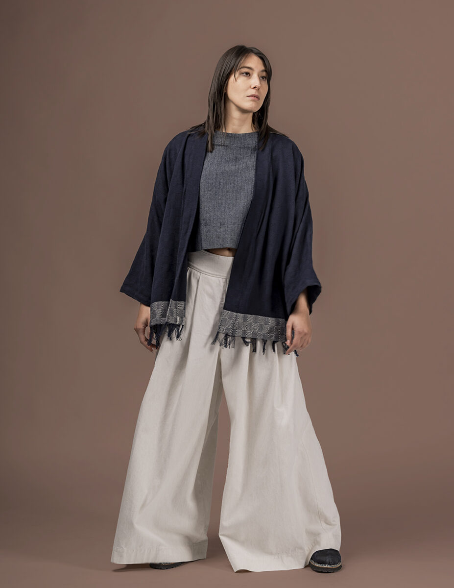 Modella indossa Kimono indaco, top manica corta, pantalone ampio in denim écru di BLU'N ME